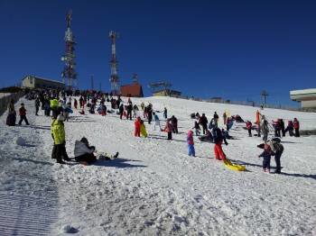 Numerosas personas disfrutan con la nieve de la estación de montaña, el pasado fin de semana. (Foto: LUIS BLANCO)