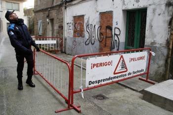Los agentes desplegaron un perimetro de seguridad ante un edificio afectado. (Foto: F. CARNOTTO)