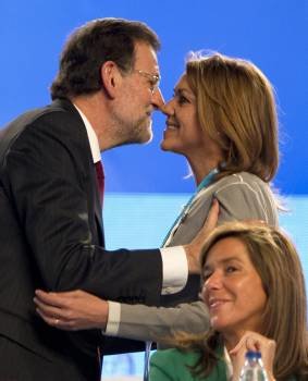 Mariano Rajoy saluda a María Dolores de Cospedal. (Foto: JULIO MUÑOZ)