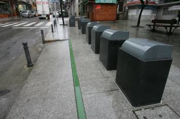 Los contenedores de basura para el reciclaje que hay en el centro de Carballiño (Foto: MARCOS ATRIO)