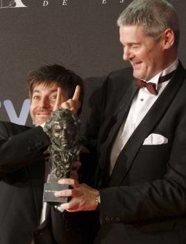  Los guionistas Ignacio Ferreras (i) y Ángel de la Cruz tras recibir el Goya al 'Mejor guión adaptado' por su trabajo 'Arrugas', durante la Gala de los XXVI Premios Goya.