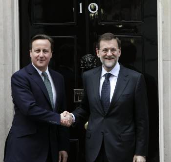  El primer ministro británico, David Cameron (I), ha recibido hoy a la puerta de su residencia en Downing Street al presidente del Gobierno español, Mariano Rajoy, para su primera entrevista bilateral, centrada en la crisis económica. EFE/Sergio Barrenech