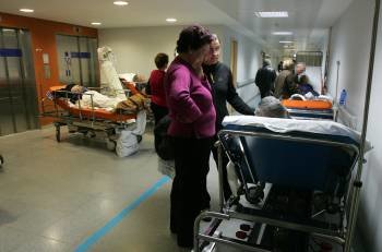 Más de una veintena de pacientes, a la espera de obtener una cama libre para ingresar,     se agolpaban ayer en los pasillos del CHUO. (Foto: MARCOS ATRIO)