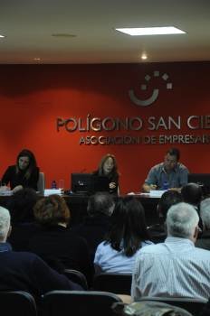 Al fondo, Yolanda López, Pilar Sánchez y José Antonio Pérez. (Foto: MARTIÑO PINAL)
