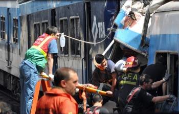Los equipos de rescate buscan supervivientes entre los restos del tren de cercanías accidentado. (Foto: MARTÍN QUINTANA)