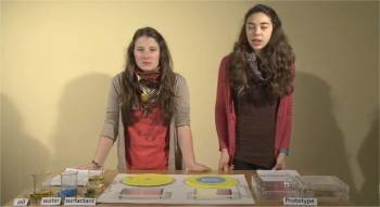 Las adolescentes coruñesas Laura Calvo y María Vilas, en la presentación de su experimento.