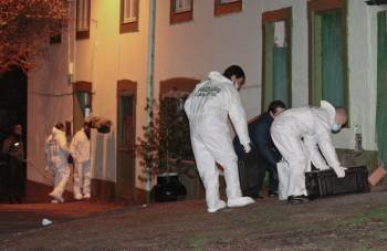 Agentes de la Guardia Civil en el exterior de la vivienda en donde se produjo el doble crimen. (Foto: ELISEO TRIGO)