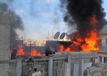 Edificio ardiendo en la ciudad de Homs (Foto: EFE)