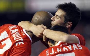  Los jugadores del Sevilla FC Frederic Kanouté (i), Coke Andújar (c) y Jesús Navas celebran la consecución del segundo gol de su equipo ante el Valencia CF (Foto: EFE)