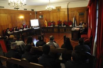 A la izquierda, un grupo de letrados, en un juicio celebrado en la Audiencia de Ourense. (Foto: MARTIÑO PINAL)