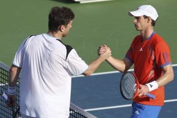 Andy Murray recibe la enhorabuena del alemán Michael Berrer (Foto: EFE)