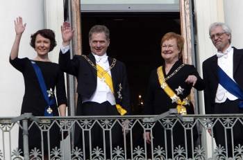 El nuevo presidente de Finlandia, Sauli Niinistö (2-i), saluda desde el balcón del castillo del Presidente, acompañado por su esposa, Jenni Haukio (i), de la expresidenta, Tarja Halonen (2-d), y del marido de esta, Pentti Arajrvi. EFE
