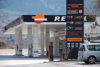 Tarifas de los combustibles que ayer aplicaba una gasolinera de la provincia leonesa. (Foto: LUIS BLANCO)