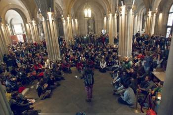 Un grupo de estudiantes universitarios permanece en el interior del rectorado en Barcelona. (Foto: ALEJANDRO GARCÍA)