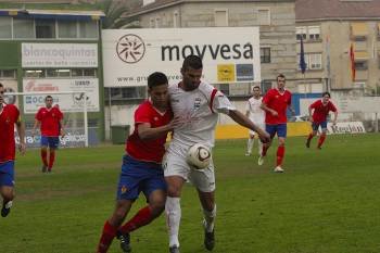 Capelo, ex del Ourense, protege el balón ante Borja, ahora en el Vilalonga, en el Ourense-Negreira de la primera vuelta. (Foto: MIGUEL ÁNGEL)