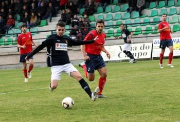 Iago Sanginés se dispone a remachar la acción que finalizaría con el primer y único gol del Ourense en el campo del Negreira. (Foto: JAVIER FIGUEIREDO)