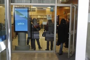 Clientes en la oficina de Novagalicia Banco vendida al Banco Espirito Santo. (Foto: XESÚS FARIÑAS)