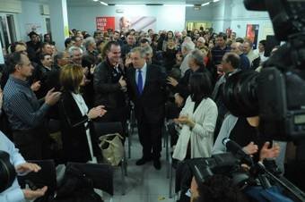 El secretario general del PSdeG, Pachi Vázquez, a su llegada a la sede de Ribeira de Canedo. (Foto: Martiño Pinal.)