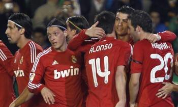 Cristiano Ronaldo celebra con sus compañeros el tercer gol, segundo para el portugués. (Foto: JOSÉ MANUEL VIDAL)