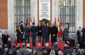 La presidenta madrileña, Esperanza Aguirre, y la alcaldesa, Ana Botella, en el homenaje a las víctimas. (Foto: CHEMA MOYA)