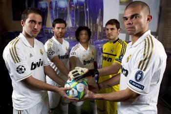 Higuaín, ayer junto a Xabi, Marcelo, Casillas y Pepe. (Foto: REAL MADRID.COM)