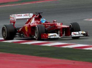 Fernando Alonso, de la escudería Ferrari, conduce su monoplaza durante la cuarta sesion de entrenamientos libres que se celebran en el Circuito de Cataluña. Foto: Alejandro García