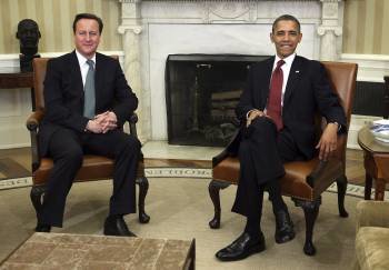 El presidente de los Estados Unidos, Barack Obama, (d), y el primer ministro británico David Cameron (i) durante el encuentro que han mantenido en el despacho oval de la Casa Blanca, en Washington. 