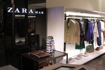Vista de hoy, miércoles 14 de marzo de 2012, del interior de la última gran tienda de la cadena española Zara en la Quinta Avenida en Nueva York (EEUU).