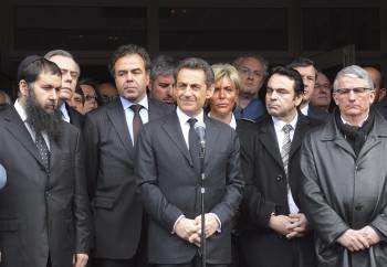 El presidente francés, Nicolás Sarkozy (c), pronuncia un discurso junto al ministro francés de Educación Luc Chatel (2i), y al alcalde de Toulouse, Pierre Cohen (d), en la escuela judía escuela judía 'Ozar Hatorah' en Toulouse, Francia