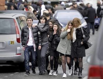 Un grupo de adolescentes llora en el exterior de la escuela judía escuela judía 'Ozar Hatorah' en Toulouse, Francia. 