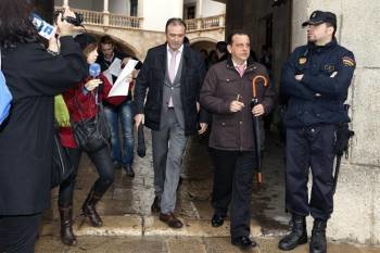 Los fiscales anticorrupción Pedro Horrach (d) y Migel Angel Subiran abandonan la Audiencia Provincial de Palma. Foto: EFE/Montserrat T.Diez