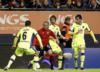 El delantero de Osasuna Juan Francisco Martínez 'Nino' (2i) pelea un balón con los jugadores del Getafe Mehdi Lacen (i), Alexis Ruano (2d) y Miguel Marcos 'Michel' (Foto: EFE)