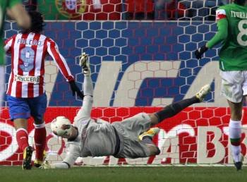  El delantero colombiano del Atlético de Madrid Radamel Falcao marca el gol al Athletic de Bilbao  (Foto: EFE)