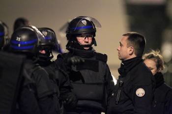 Efectivos de la policía francesa se preparan para iniciar el asalto a la vivienda. (Foto: G. HORCAJUELO)