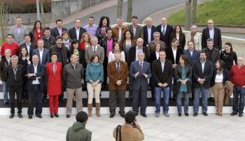 El reelegido secretario general del PSdG-PSOE, Pachi Vázquez, (primera fila 7, i) posa junto a los miembros de la Comisión Ejecutiva Nacional Gallega del partido (Foto: EFE)