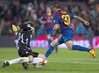 El delantero del FC Barcelona Cristian Tello trata de superar la salida del portero brasileño Julio César (i), del Granada (Foto: EFE)