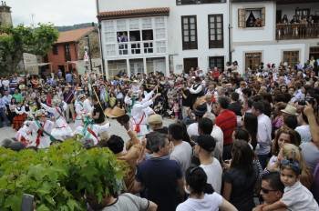 El público observa la danza gremial en el corazón de la Praza Maior, en la ultima edición de Raigame.