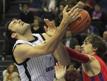 El jugador del CSKA de Moscú Alexey Shved (dch) bloquea la acción del jugador del Gescrap Bilbao Dimitris Mavroeidis (Foto: EFE)