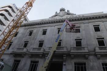 Edificio del Banco de España. Los operarios trabajan estos días en limpiar la fachada. (Foto: Miguel Angel)