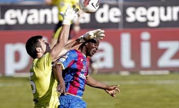 El delantero marfileño del Levante UD, Arouna Koné (d), disputa un balón con el portero del Osasuna, Andrés Fernández (Foto: EFE)