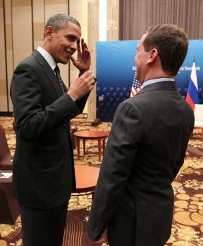 Obama y Medvédev, ayer antes de su encuentro en Seúl. (Foto: EKATERINA SHTUKINA)