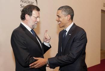 Mariano Rajoy saluda a Obama en el transcurso de la cumbre sobre seguridad nuclear de Seúl. (Foto: FERNANDO CALVO)