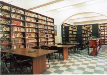 Una biblioteca con sus estanterías repletas de libros. (Foto: ARCHIVO)