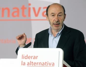El secretario general del PSOE, Alfredo Pérez Rubalcaba, durante su intervención en el duodécimo congreso regional del partido en Cantabria.