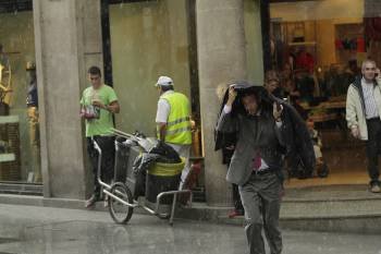 La inusual lluvia sorprendió a un viandante en la ciudad. (Foto: M. ÁNGEL)
