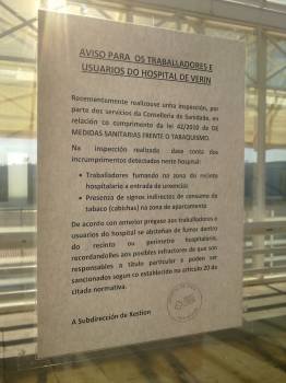 Uno de los carteles, colocado en el Servicio de Urgencias del Hospital verinense.  (Foto: A. R.)