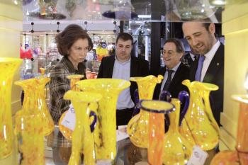 La reina Sofía ha visitado hoy la empresa de vidrio artesano tradicional Lafiore.
