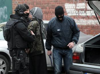 Miembros de los grupos antiterroristas franceses detienen a uno de los islamistas en Roubaix. (Foto: PHILIPPE PAUCHET)