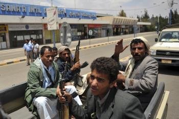 Yemeníes pasan frente al aeropuerto internaconal de Saná, Yemen (Foto: EFE)