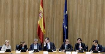El presidente del Gobierno, Mariano Rajoy (c), durante la reunión con los diputados del Partido Popular que ha presidido hoy en el Congreso para explicarles las próximas reformas (Foto: EFE)